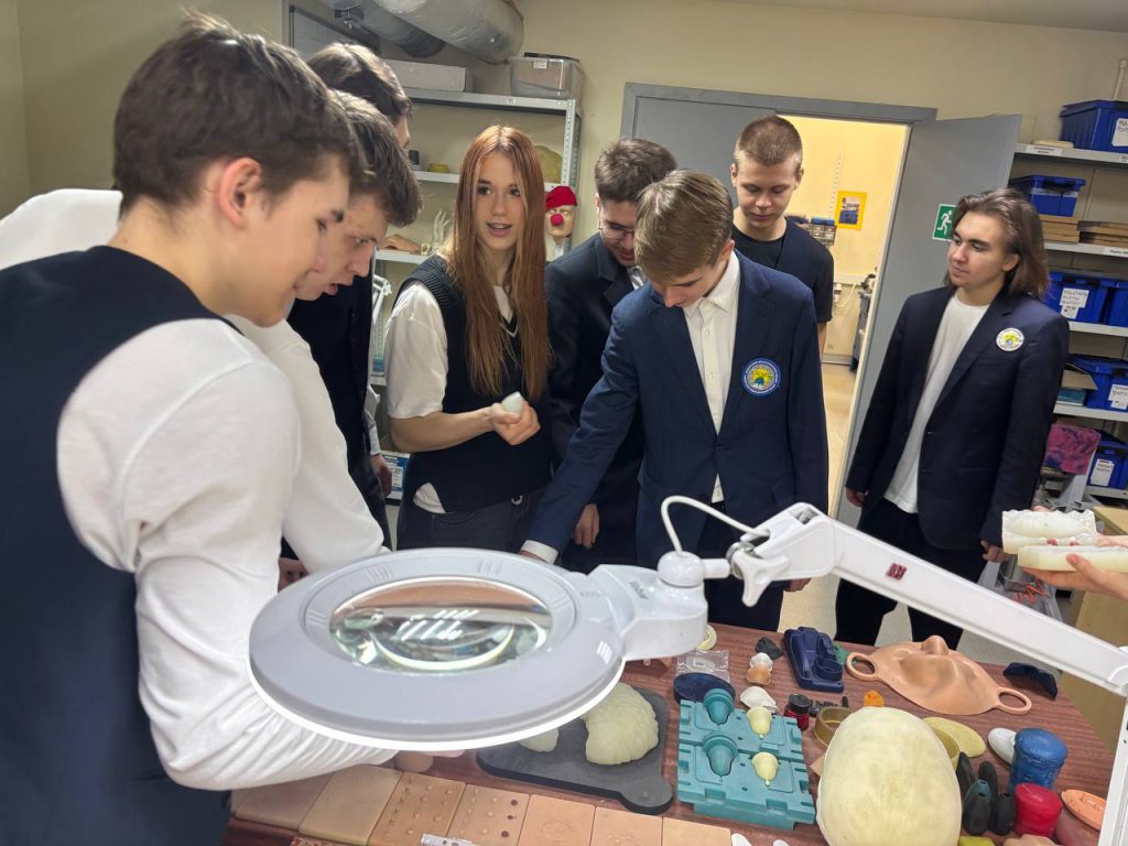 Заглянули в будущее медицины: лицеисты  посетили Инжиниринговый центр СамГМУ
